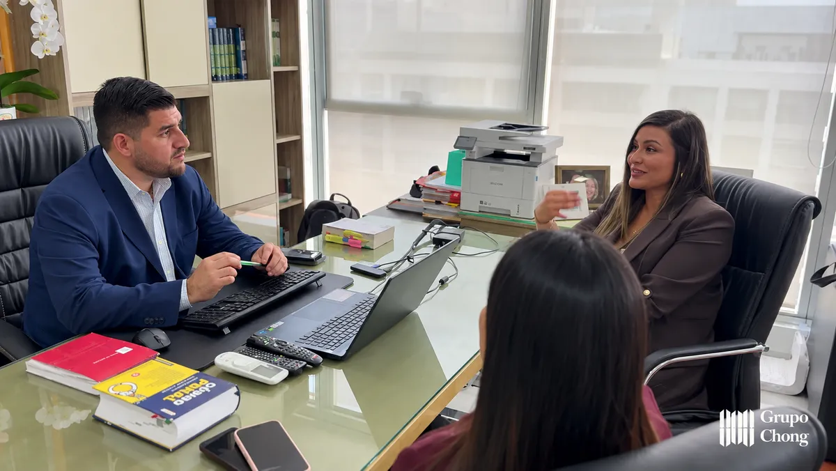 Reunión del equipo legal con una clienta en oficina