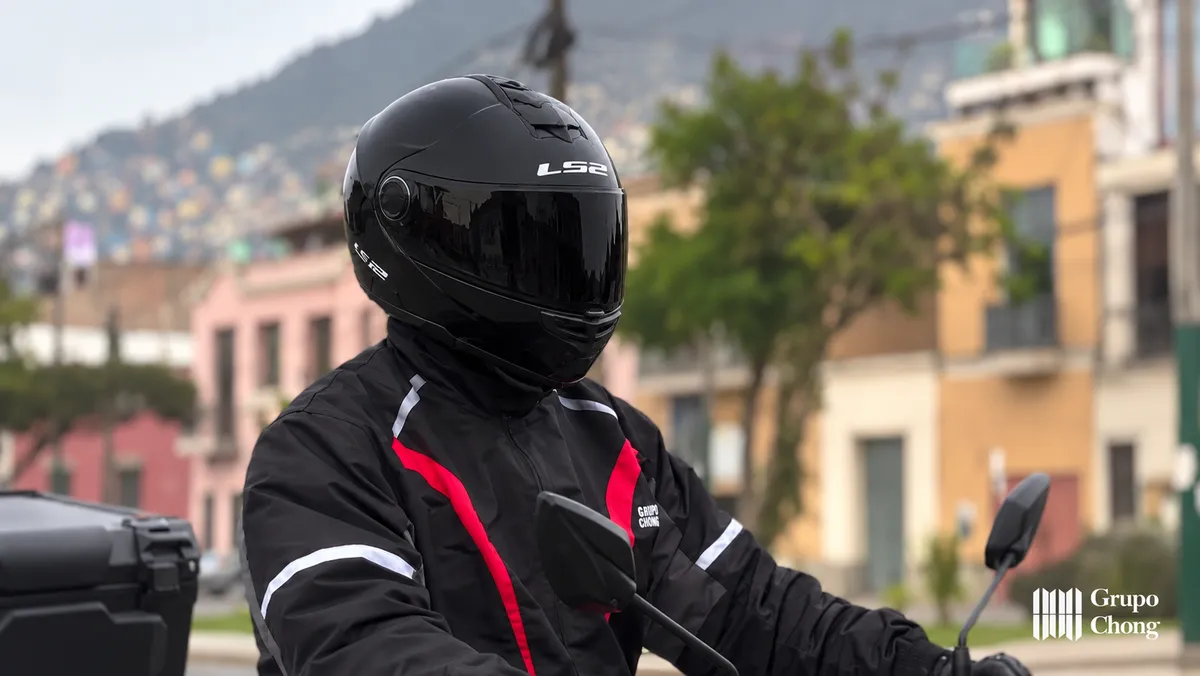 Asesor de siniestros desplazándose en moto